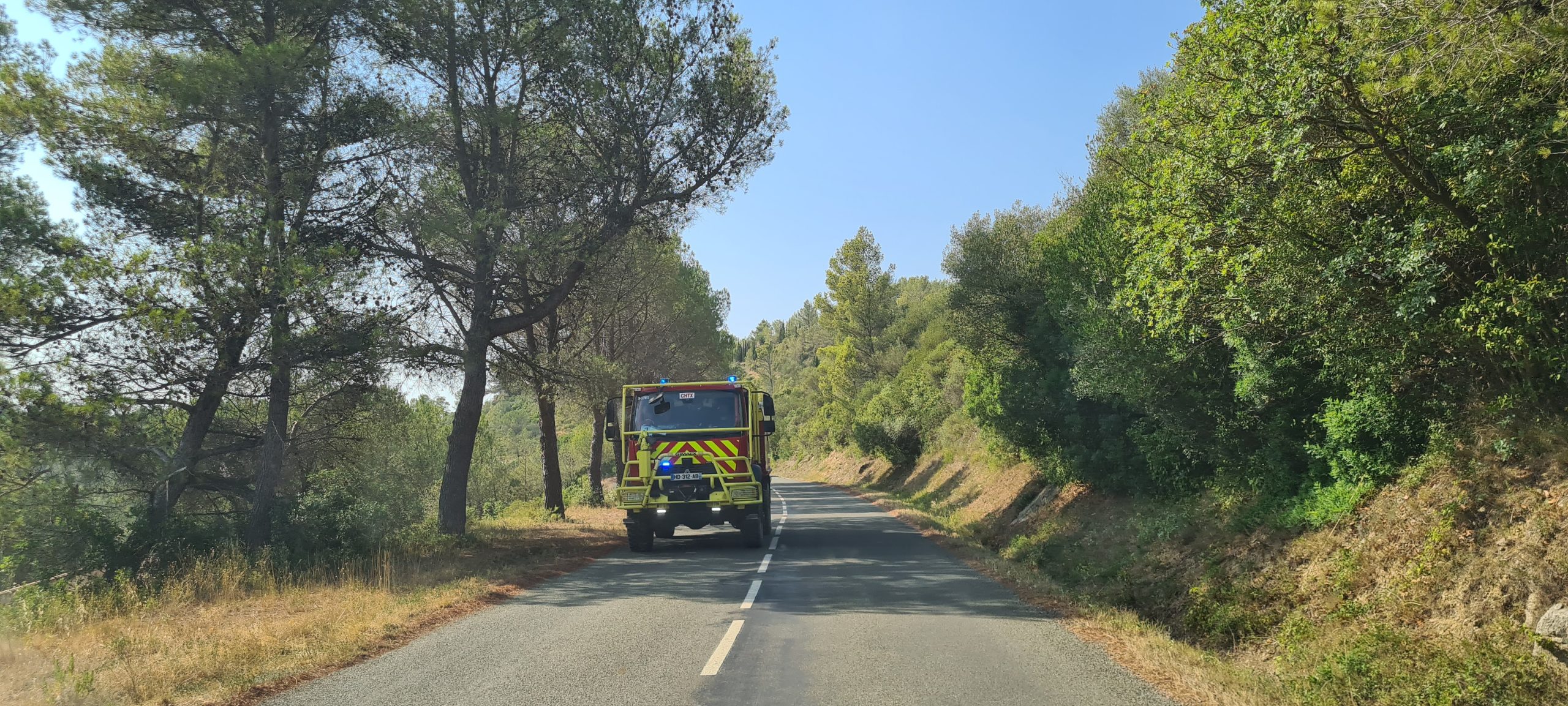 Camion de pompiers allant vers Lagrasse
