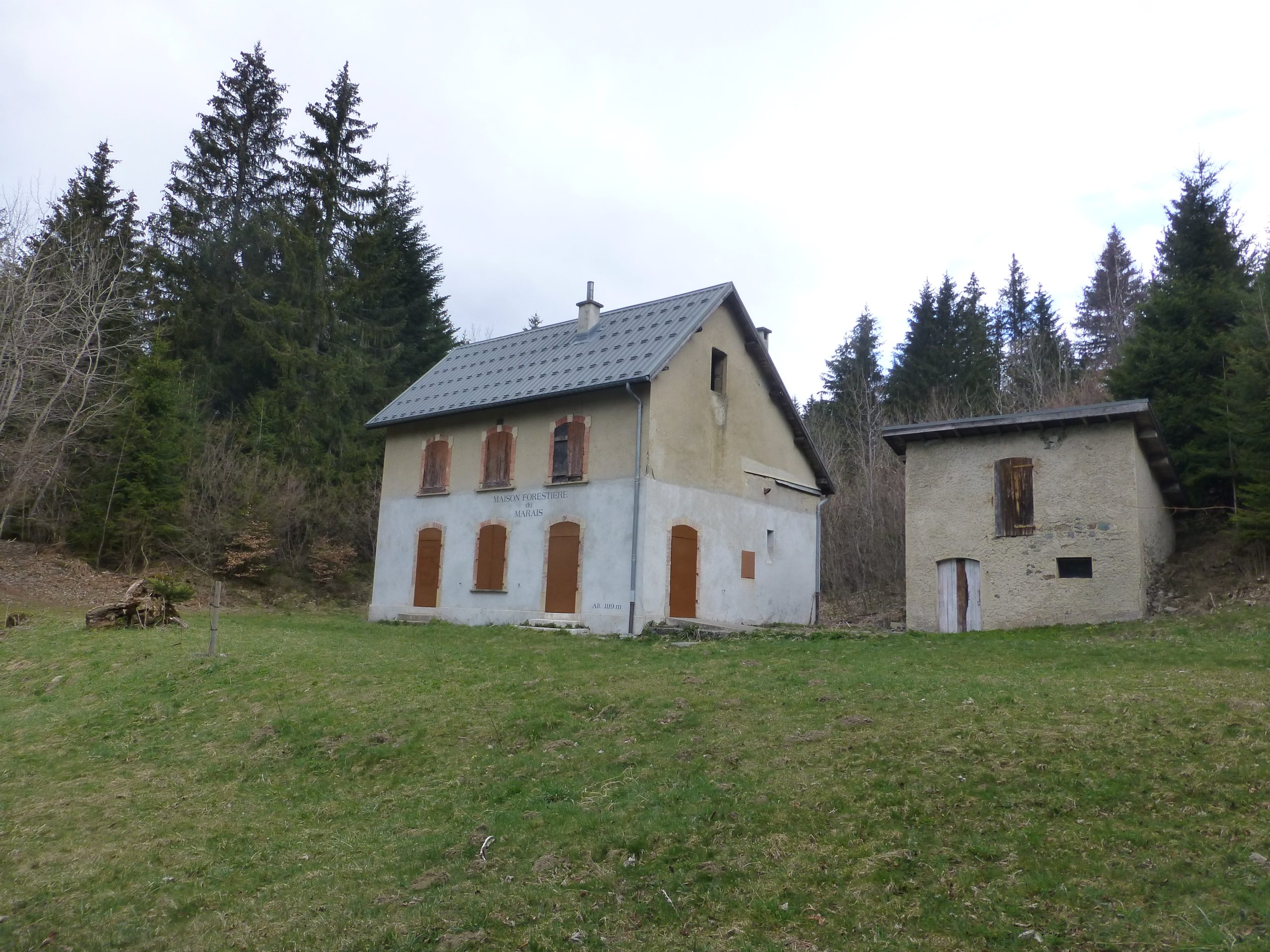 Maison forestière et zones vulnérables autour de l’habitation